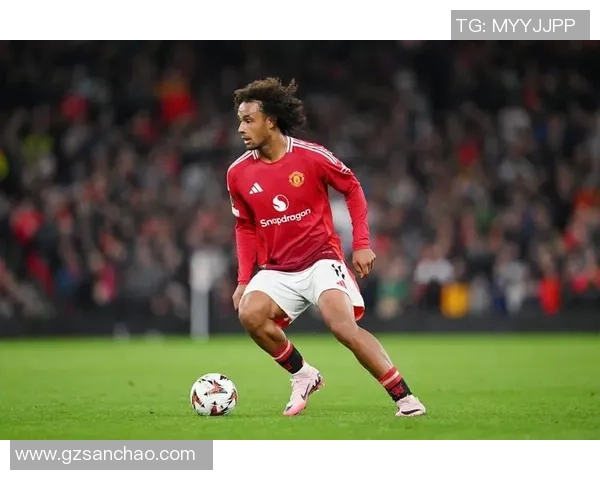 英超赛场惊现冷门曼联大胜那不勒斯引发全场欢呼